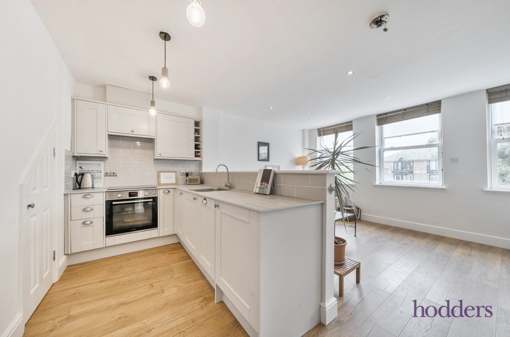 Property photo 2 of 19 868493A5-Ae98-4Ac...