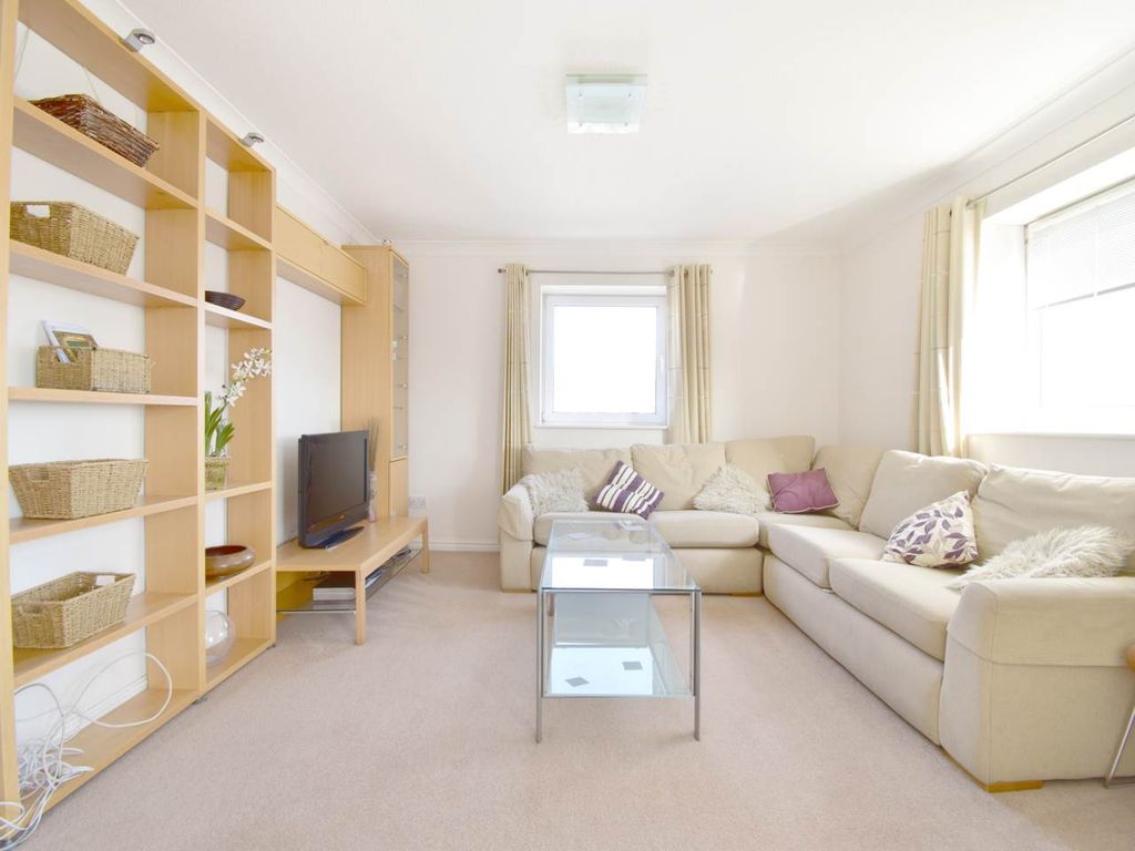 Property photo 3 of 18 Lounge 1