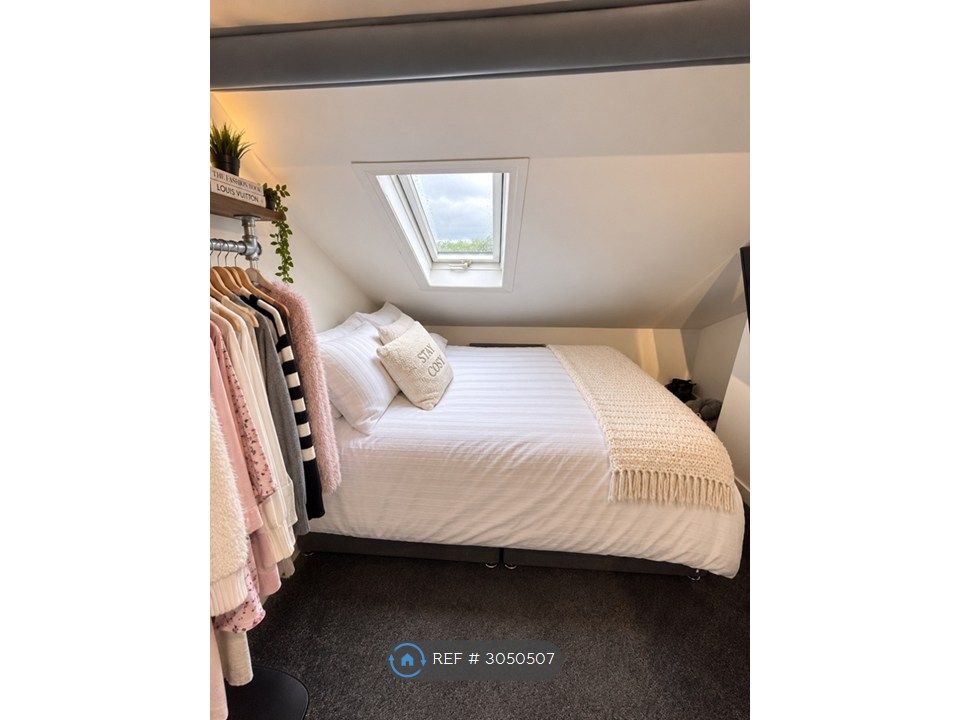 Property photo 1 of 11 Room 3 Bed Double Bed By Velux