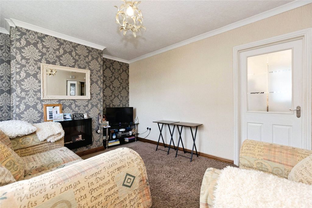 Property photo 3 of 15 Lounge