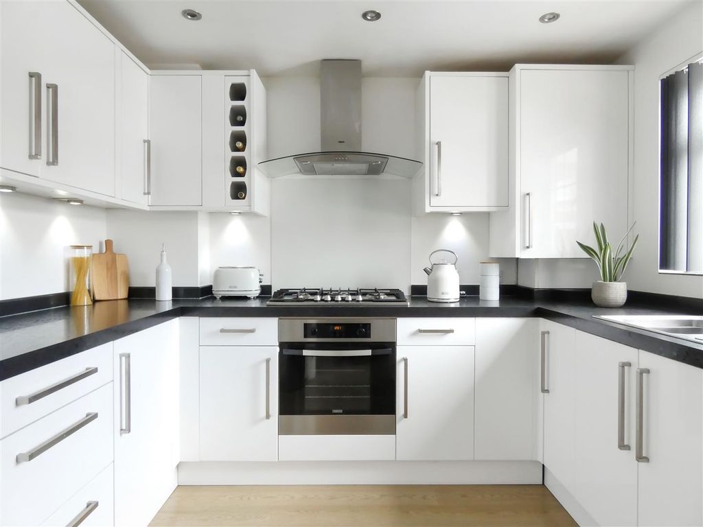 Property photo 3 of 14 Kitchen
