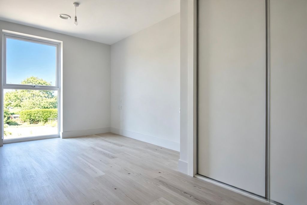 Property photo 3 of 7 6 Isca Bedroom Updated