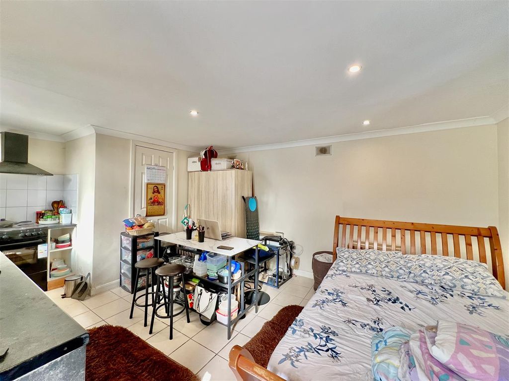 Property photo 1 of 7 Studio