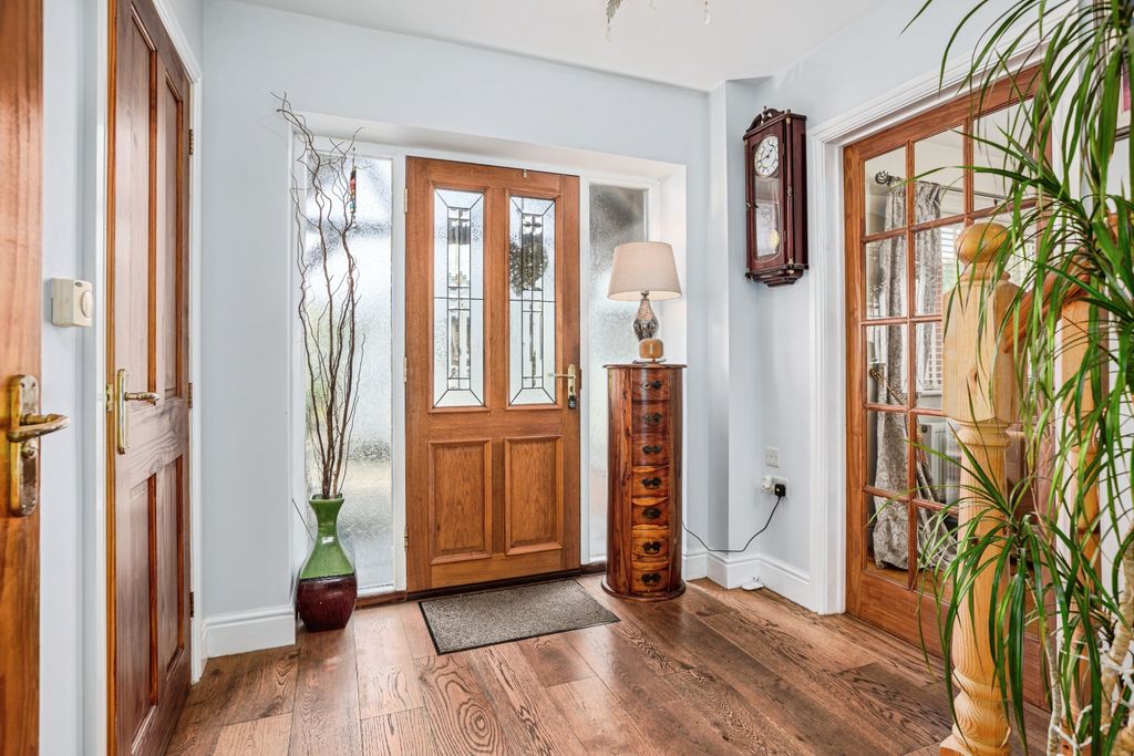 Property photo 2 of 20 Entrance Hall