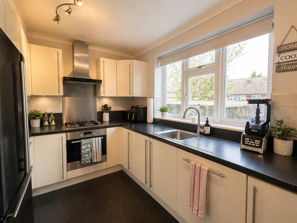 Property photo 3 of 12 Kitchen