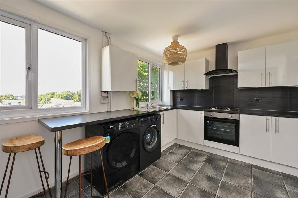 Property photo 2 of 11 Kitchen/Breakfast Room