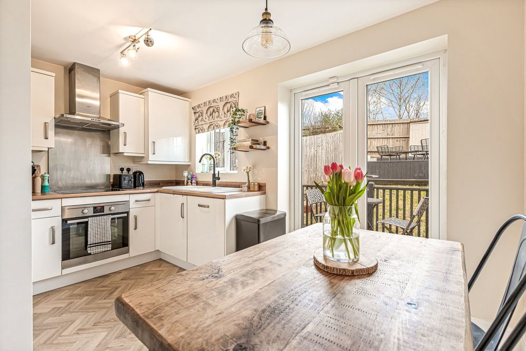 Property photo 2 of 27