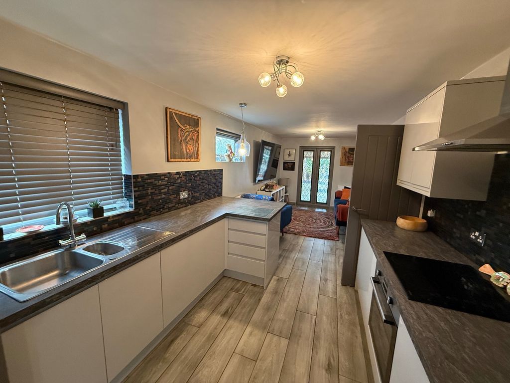 Property photo 2 of 10 Kitchen