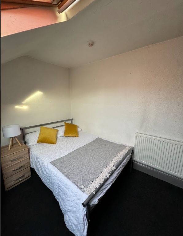 Property photo 2 of 8 A Cozy Double Bedroom Featuring A Comfortable Bed ...