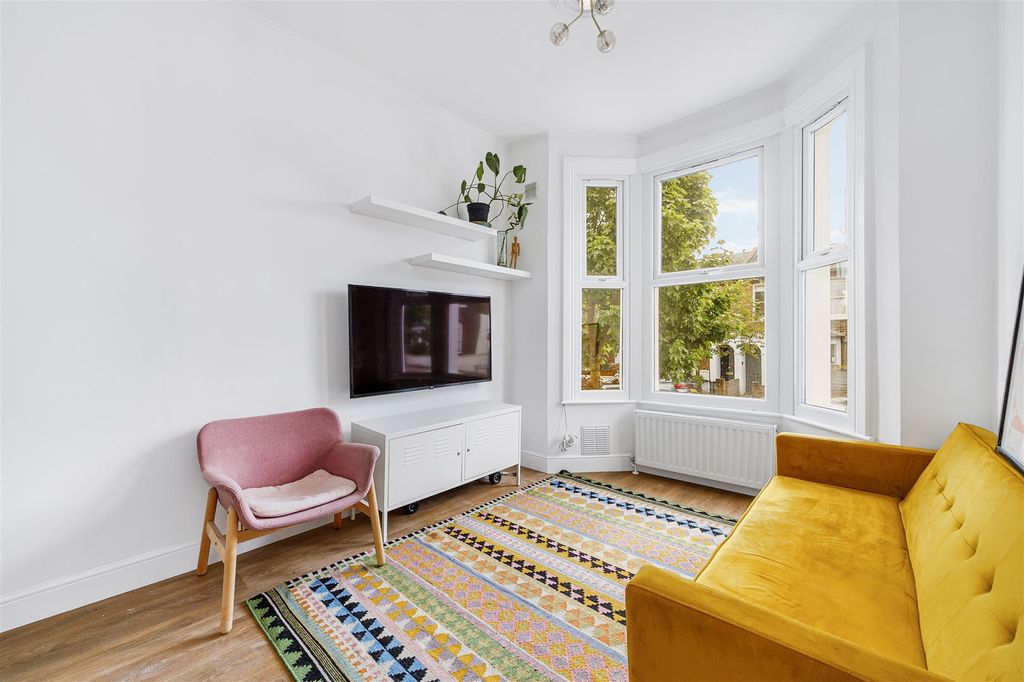 Property photo 2 of 7 48B Shakespeare Rd-3.Jpg