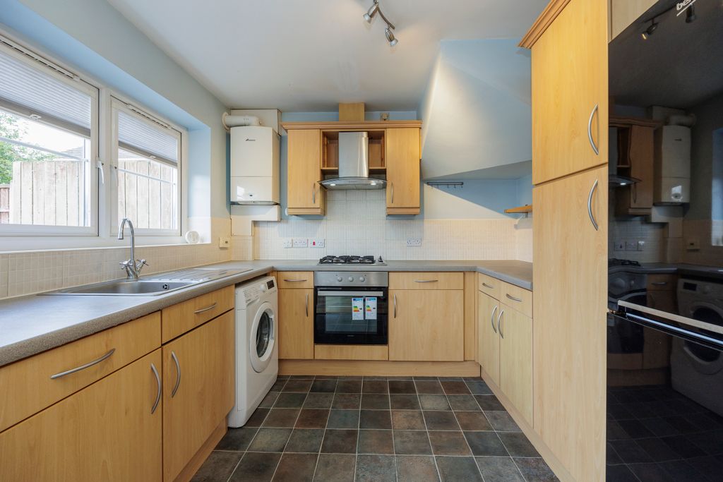 Property photo 3 of 24 98 Blenheim Close-19