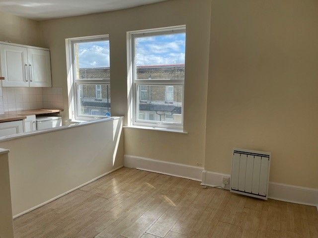 Property photo 3 of 6 Lounge