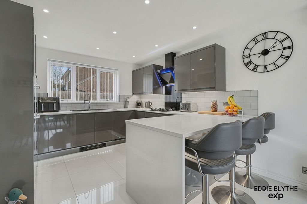 Property photo 3 of 33