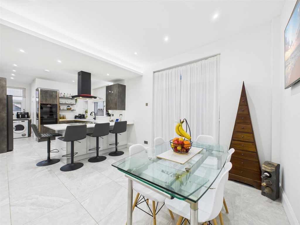 Property photo 3 of 30 Cam02295G0-Pr0372-Still009.Jpg