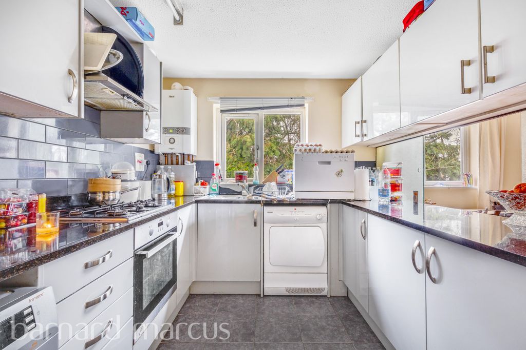Property photo 2 of 6 Kitchen
