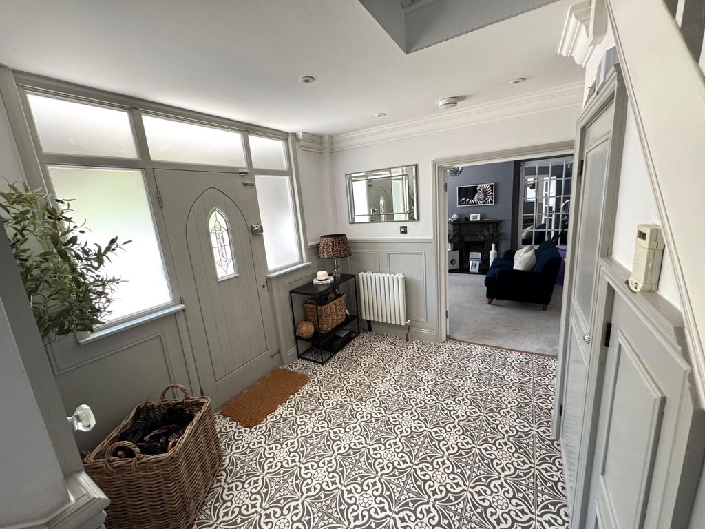 Property photo 2 of 23 Entrance Hall