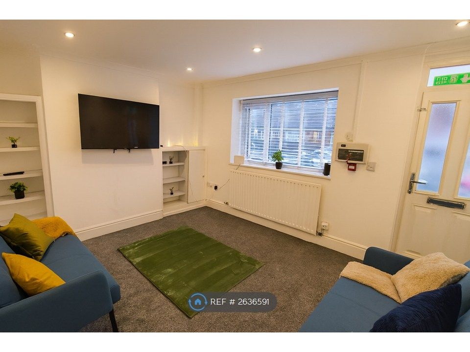 Property photo 1 of 11 Living Room