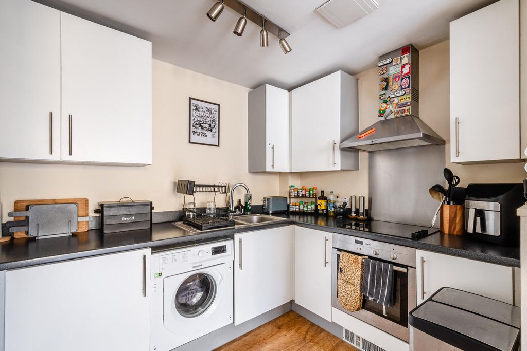 Property photo 3 of 7 Kitchen