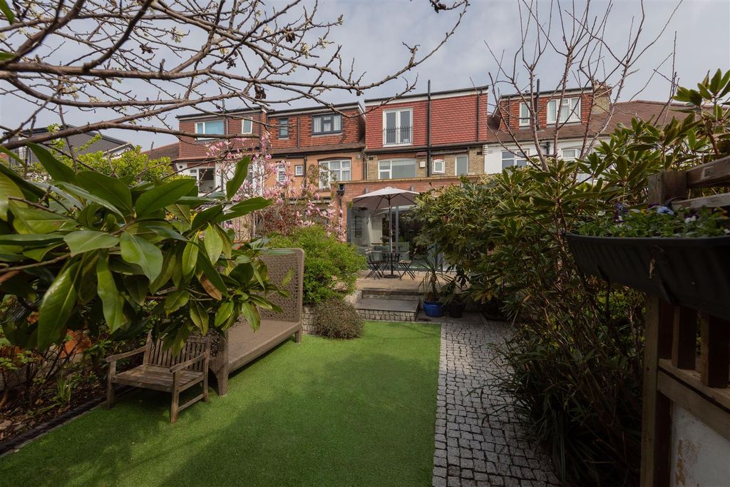 Property photo 3 of 34 Cherrydown Avenue, E4