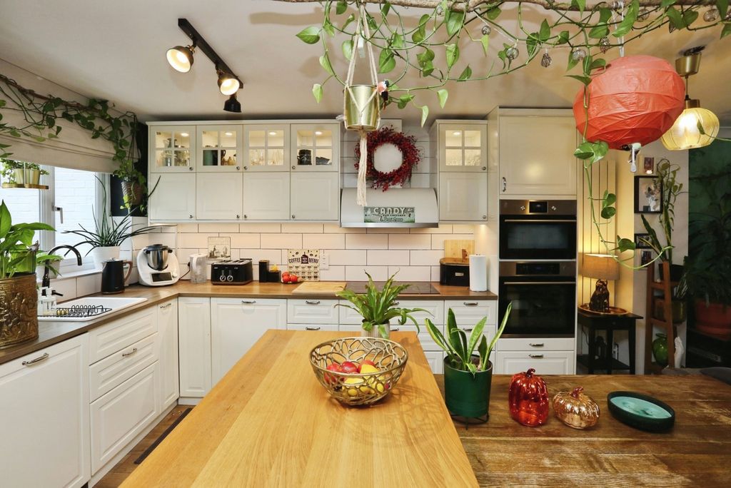 Property photo 2 of 17 Photo