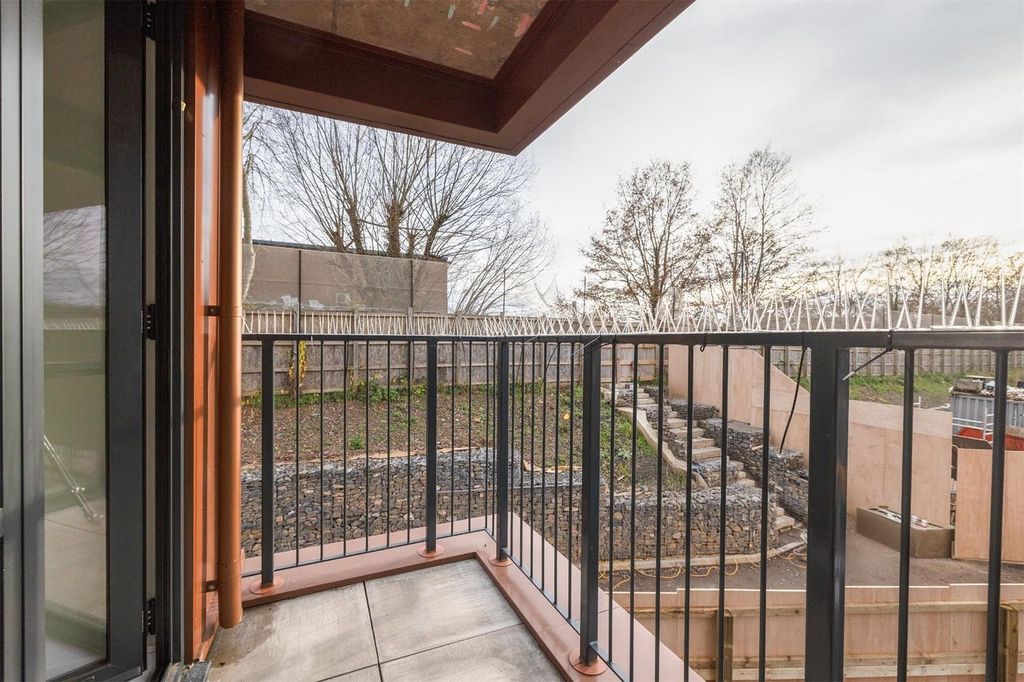 Property photo 2 of 7 Balcony