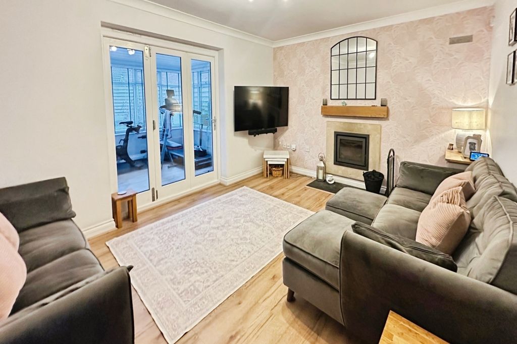 Property photo 3 of 23 Lounge