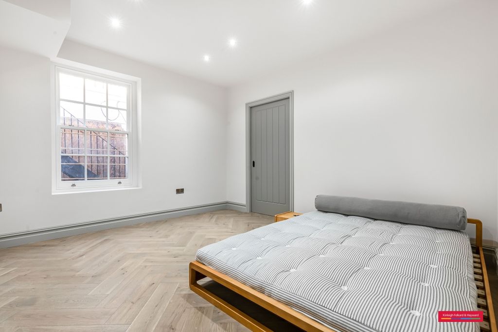 Property photo 3 of 10 Bedroom