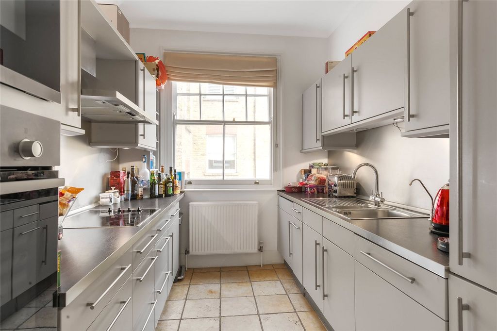 Property photo 3 of 12 Kitchen