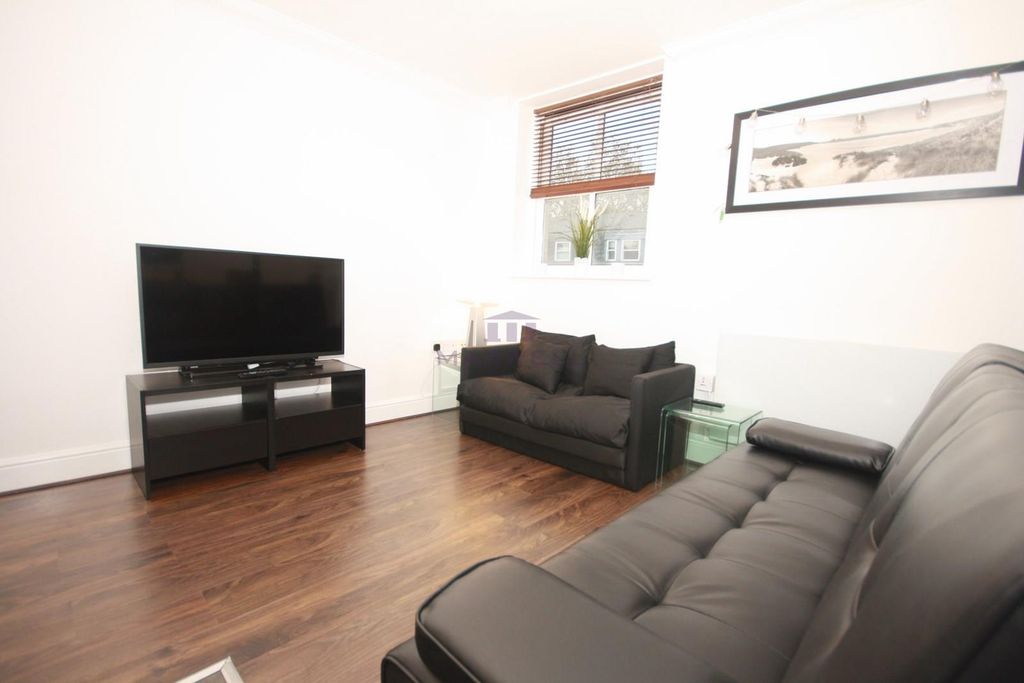 Property photo 2 of 19 One Bedroom  For Rent, Sw5, Maxwellproperties.Co.uk