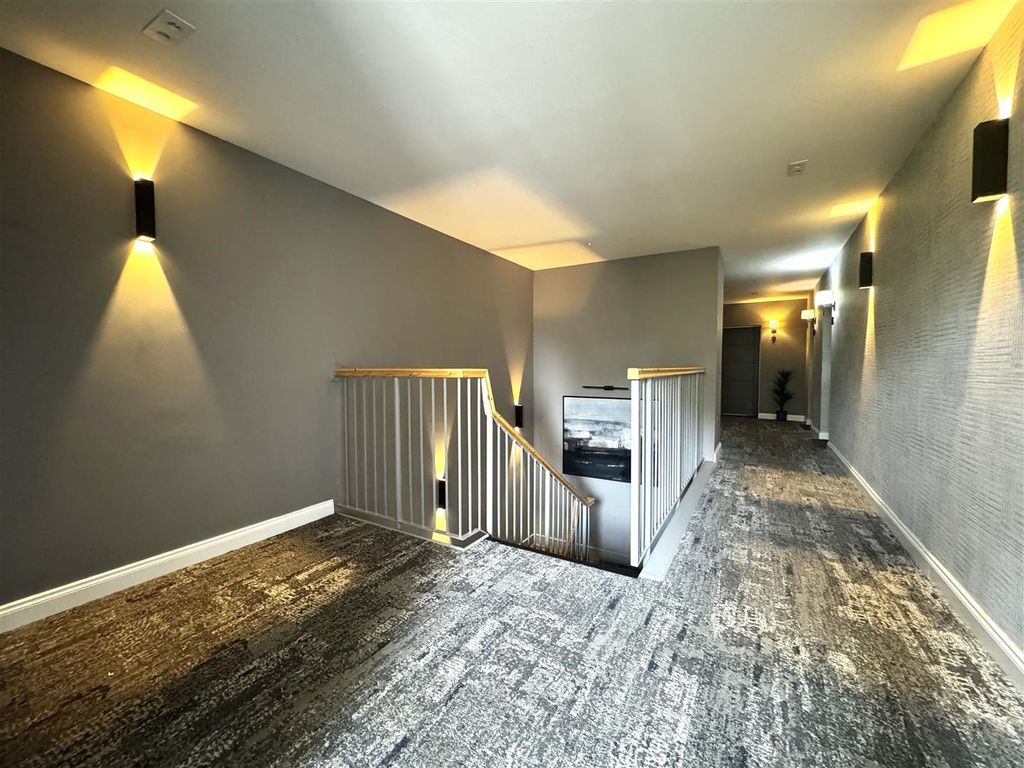 Property photo 3 of 30 Communal Hallway