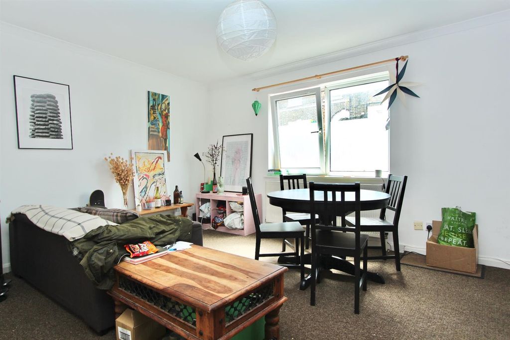 Property photo 2 of 11 Belfast Road, N16