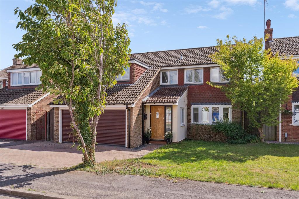 Property photo 1 of 28 Orkney Close, Stewkley