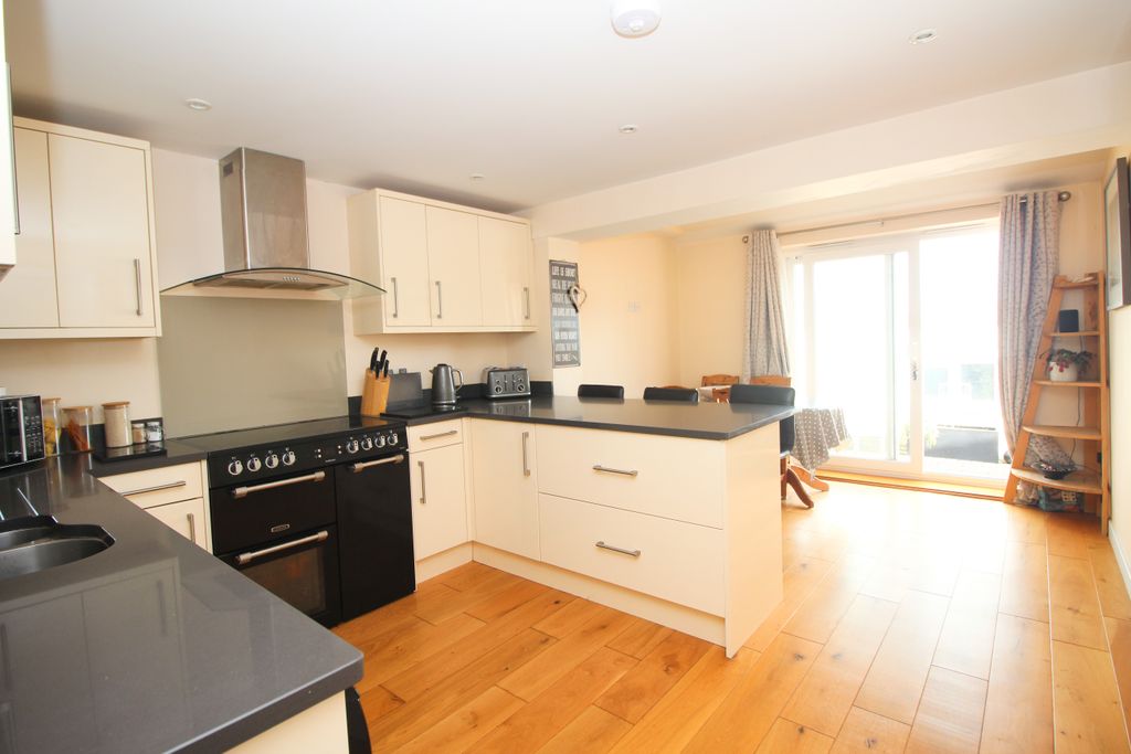 Property photo 3 of 17 Kitchen