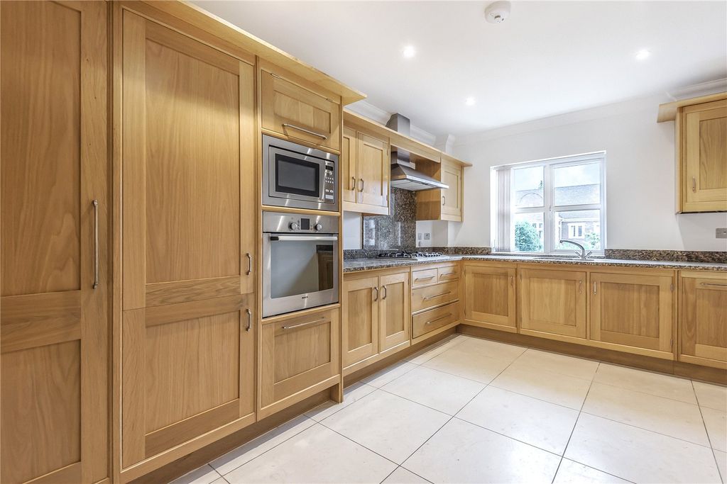 Property photo 3 of 10 Kitchen