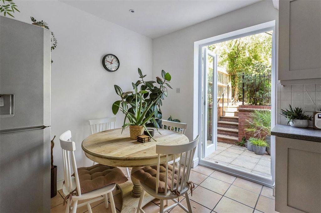 Property photo 2 of 27 House. Partnership