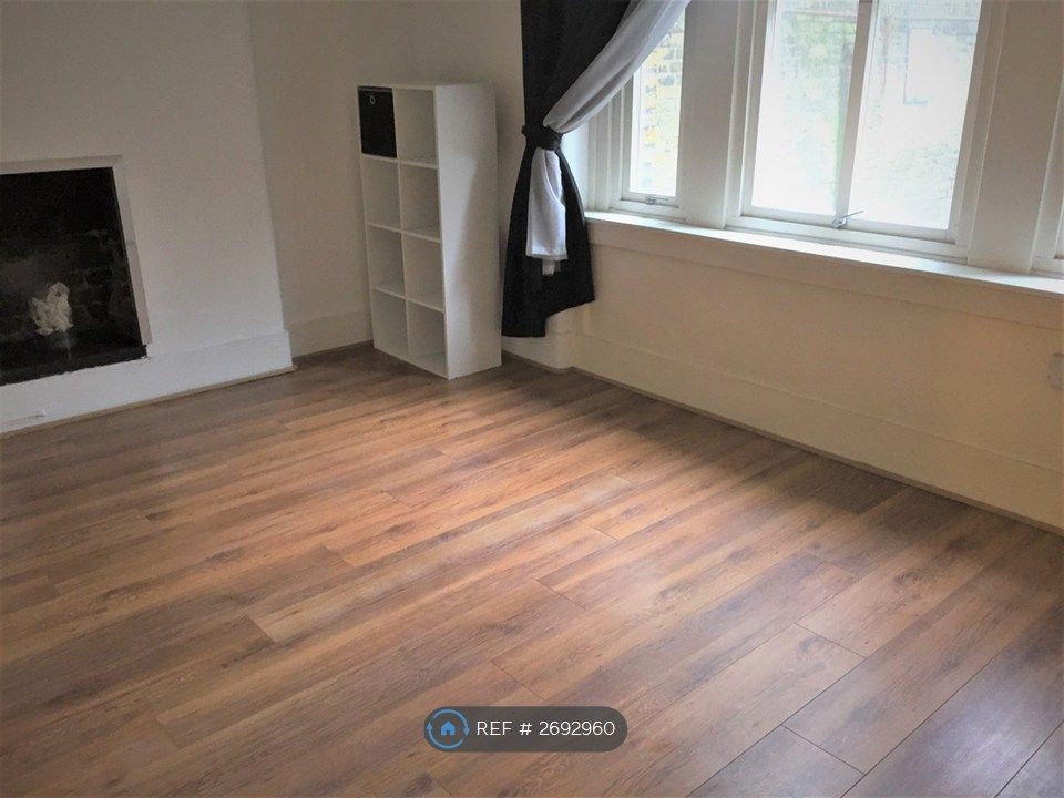 Property photo 2 of 14 Spacious Lounge