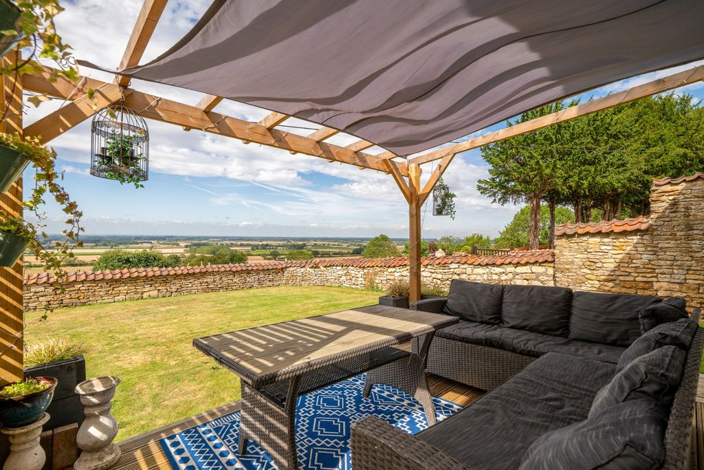 Property photo 2 of 40 4435061