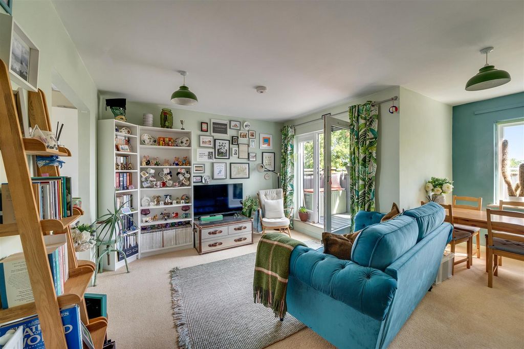 Property photo 3 of 12 Daniels_132 Mayo Road Harlesden Nw10_008.Jpg