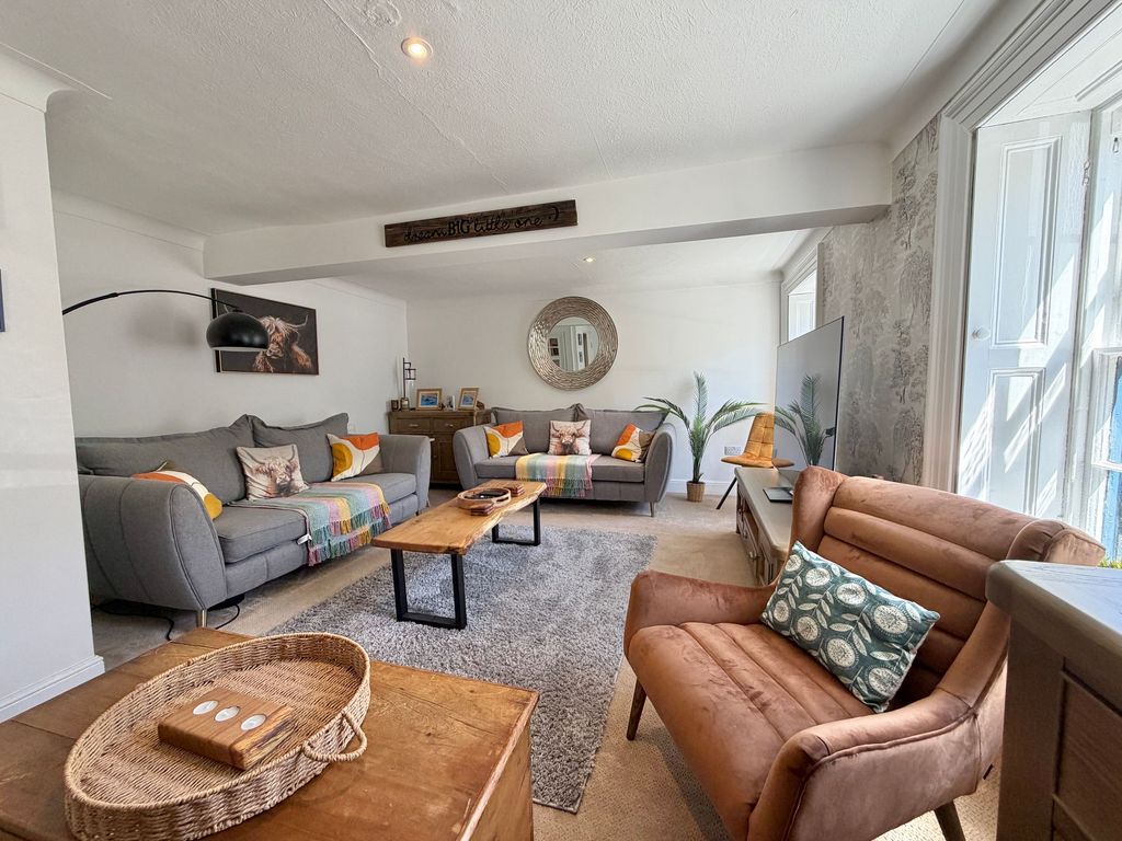 Property photo 3 of 13 Lounge