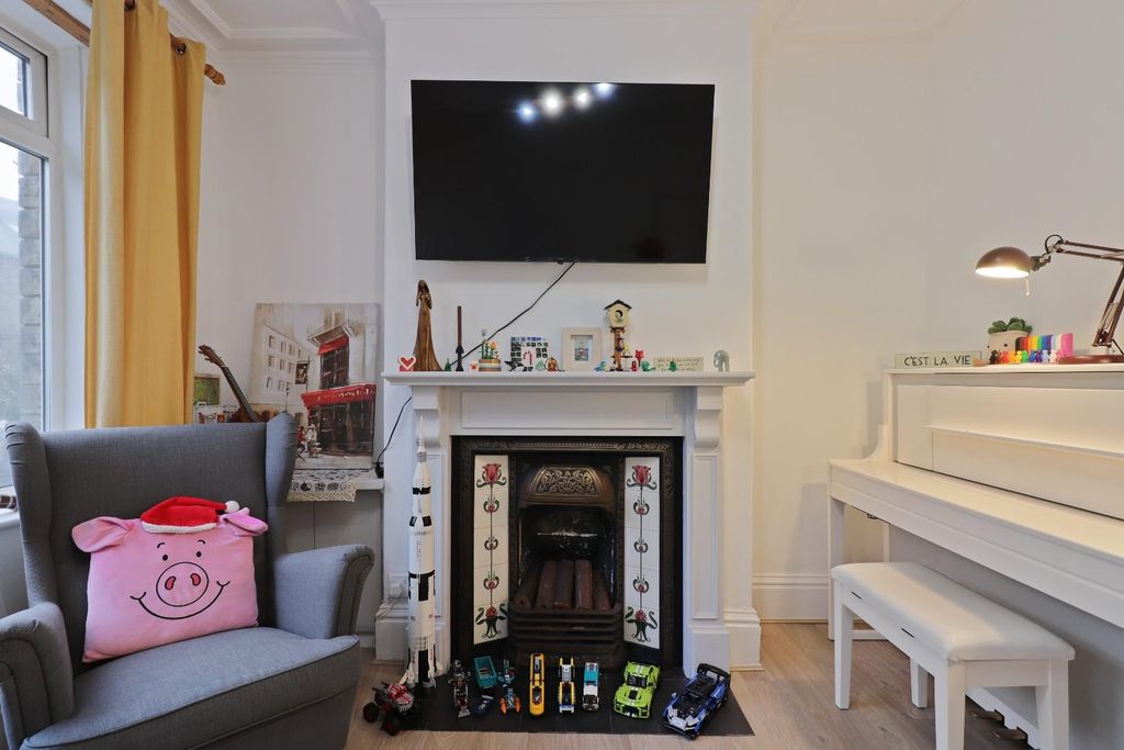 Property photo 3 of 23 Lounge