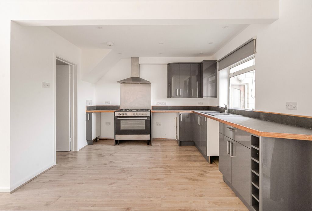 Property photo 3 of 16 Kitchen