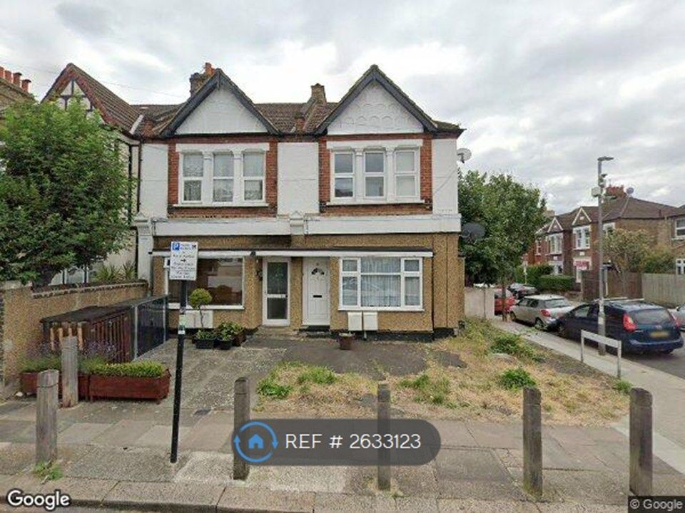 Property photo 1 of 8 Charlmont Road, Tooting