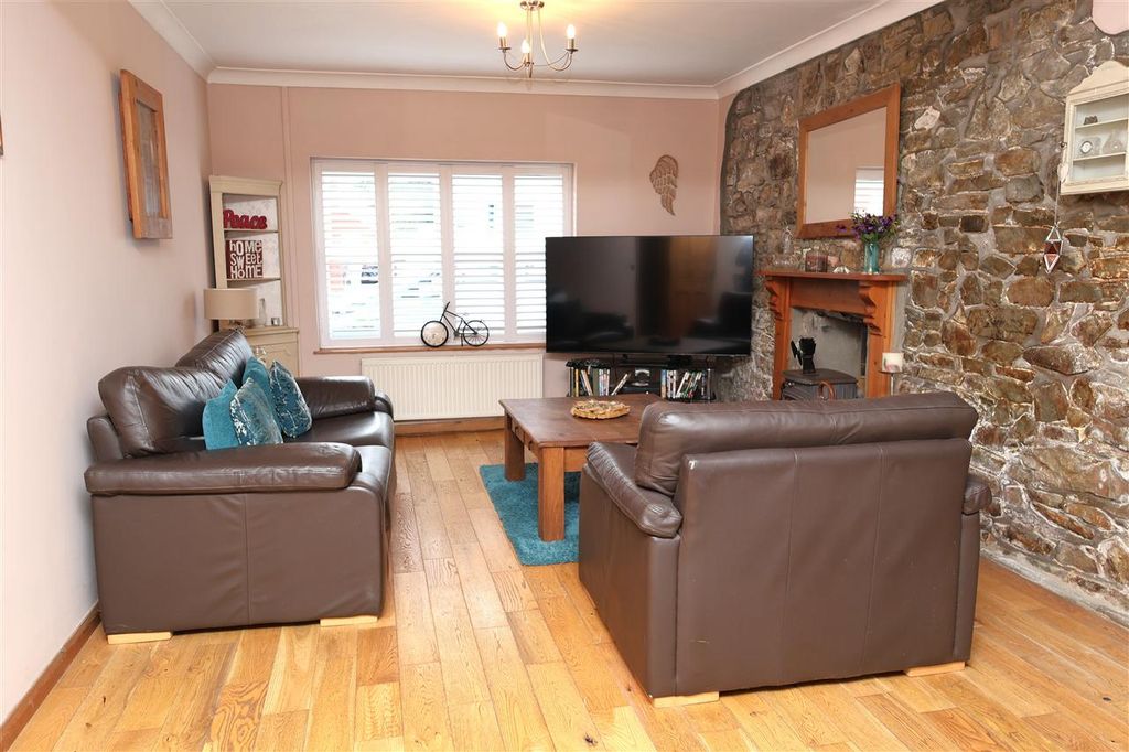 Property photo 3 of 19 Lounge
