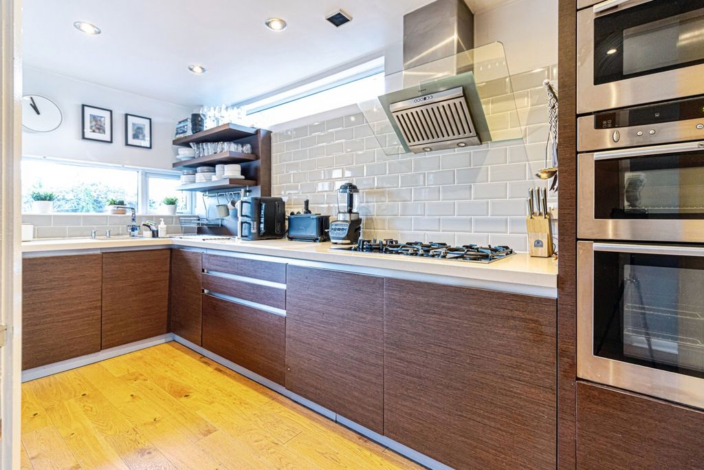 Property photo 3 of 27 Photo