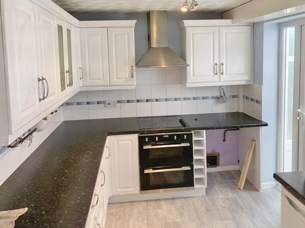 Property photo 3 of 7 Kitchen