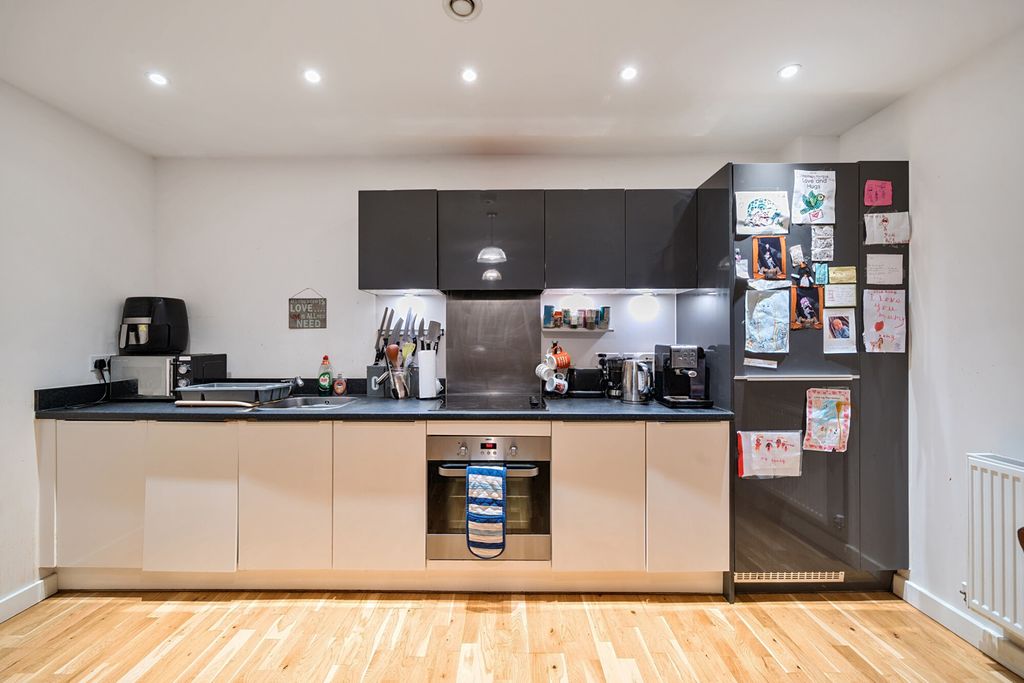 Property photo 3 of 18 1404652-7-697B89d...