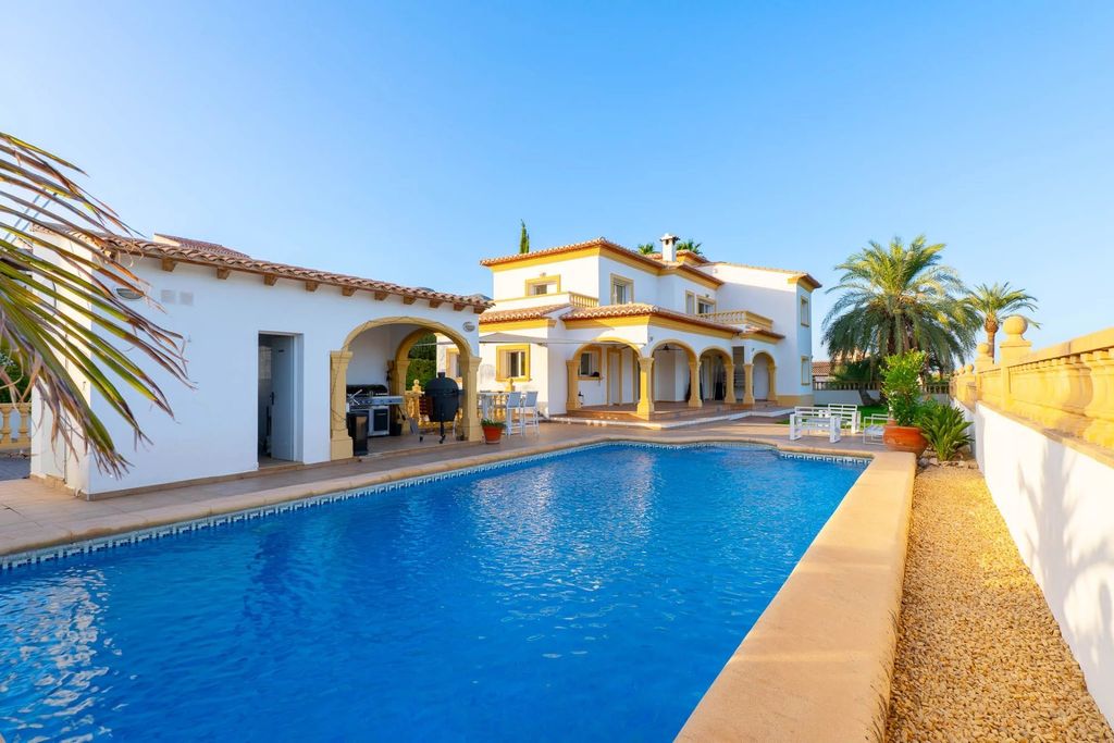 Property photo 1 of 35 Amplia Villa De Estilo Tradicional En Venta En Beniarbeig