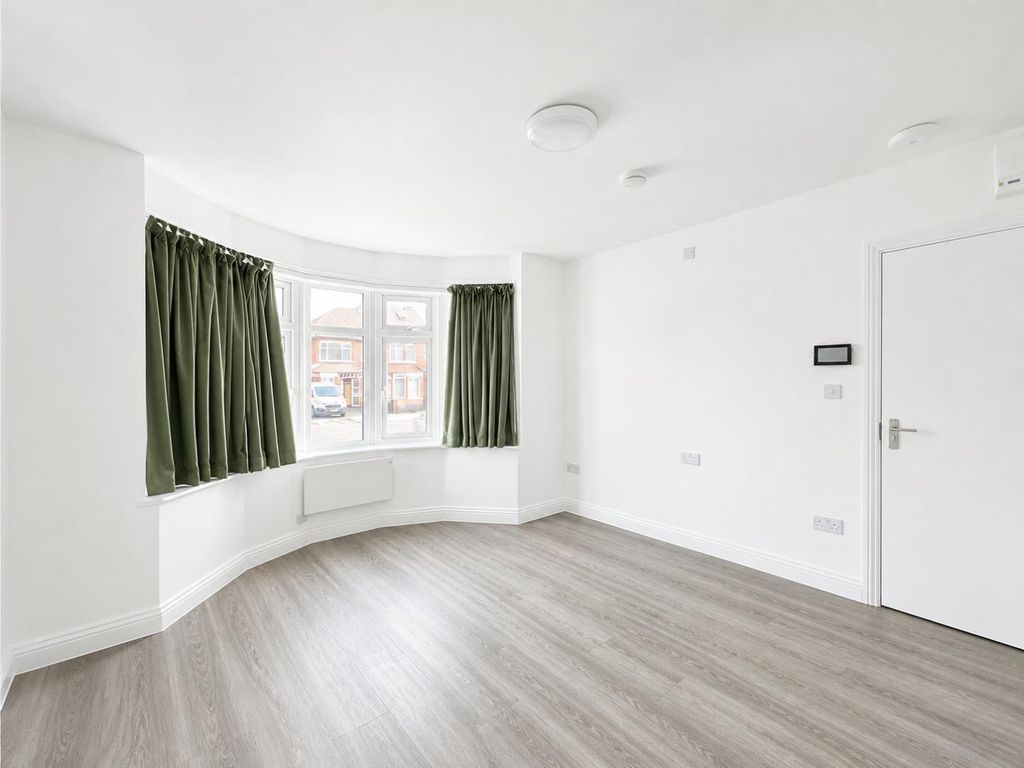 Property photo 1 of 4 Studio