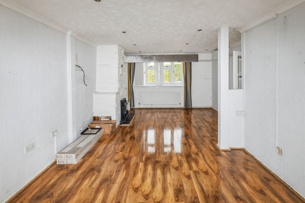 Property photo 2 of 22 8 Colne Drive, Romford Rm3 9Jx