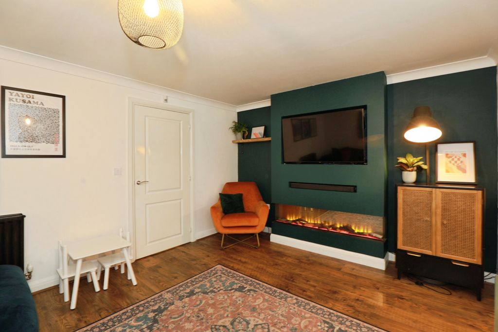 Property photo 3 of 19 Lounge